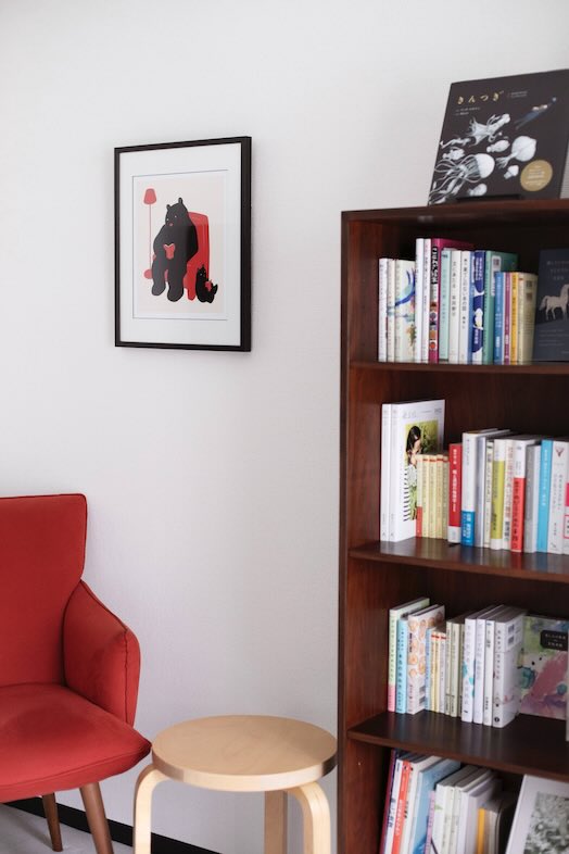 スタジオおざぶ｜壁面アートと本棚が同居する、知的で静かなインタビュー向けカット