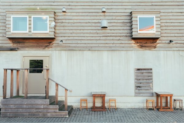 【入り口付近】ヨーロッパの石畳と京都の和を融合させた外観が海外ロケ風の撮影を叶えてくれるスタジオ