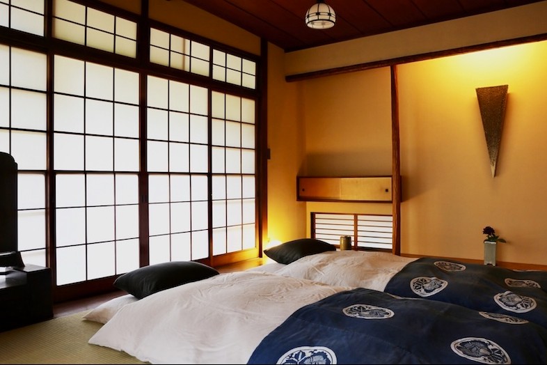 Studio Hamajikan – 湘南の古民家｜【平屋貸別荘】 寝具使用時の雰囲気