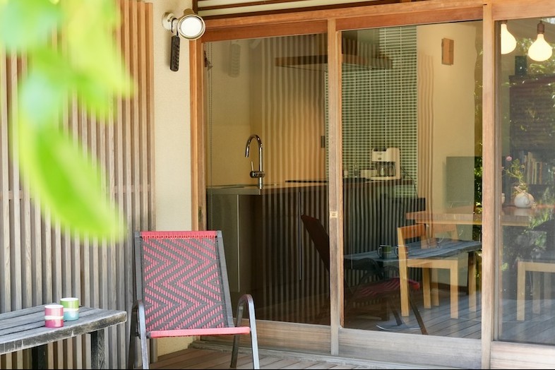 Studio Hamajikan – 湘南の古民家｜【平屋貸別荘】 日本庭園から見たウッドデッキ