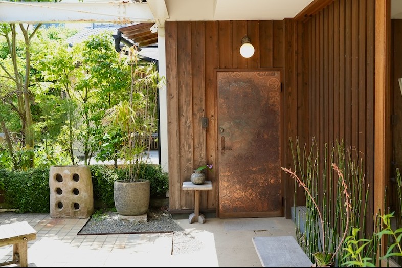 Studio Hamajikan – 湘南の古民家｜【平屋貸別荘】 中庭から入る玄関