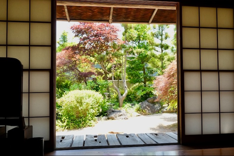 Studio Hamajikan – 湘南の古民家｜【平屋貸別荘】 和室から見た日本庭園