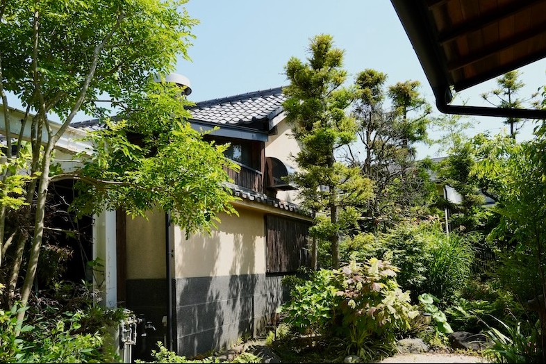 Studio Hamajikan – 湘南の古民家｜【平屋貸別荘】 趣ある日本庭園は和装撮影にも最適