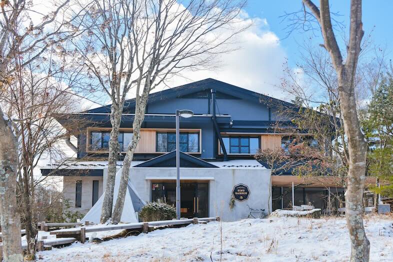 TINY GARDEN 蓼科 URBAN RESEARCH DOORS｜【LODGE】雪をまとったメイン棟の外観