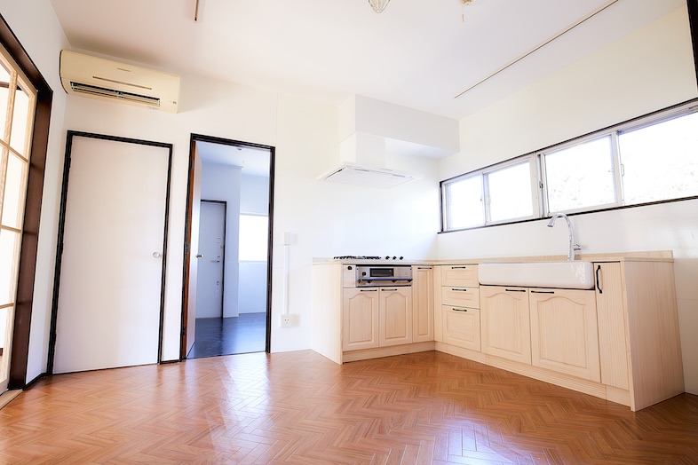 トンボハウススタジオ｜【キッチン】レトロさを残しつつ整えられたキッチンは、料理・家事・夫婦の会話など、生活感のある撮影にフィット