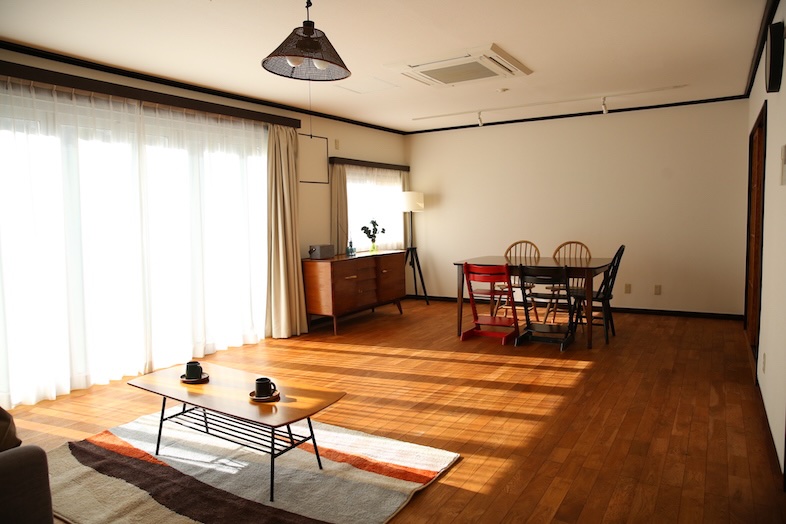 トンボハウススタジオ｜【リビング】大きな開口部から自然光が入るリビング