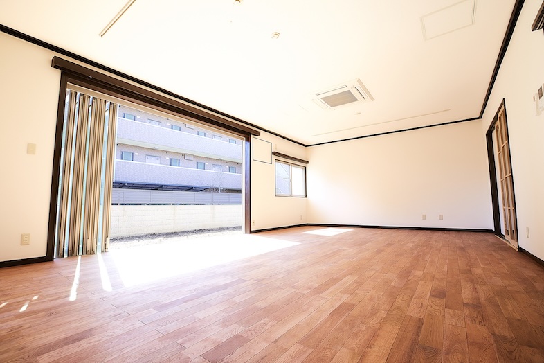 トンボハウススタジオ｜【リビング】50年代米軍ハウス特有の天高＆広い間取りが特徴