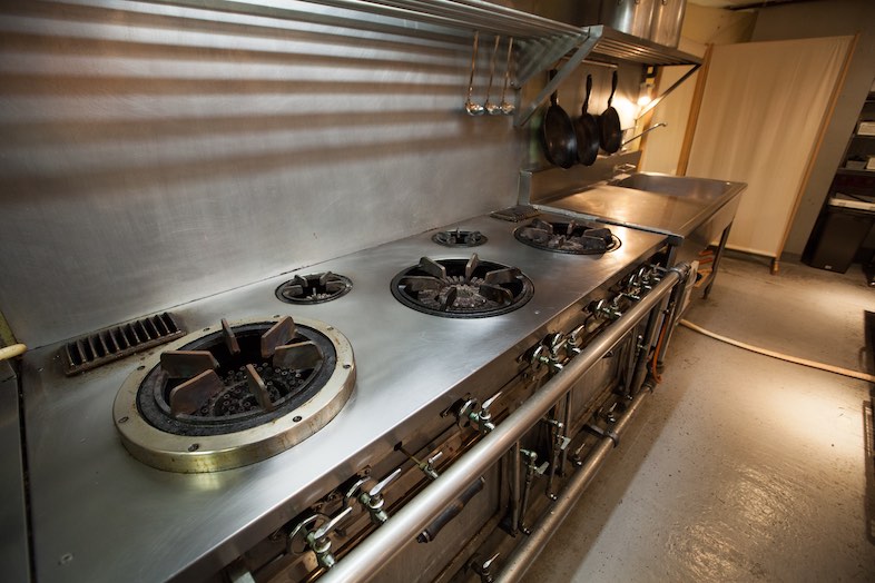 GOBLIN.千駄ヶ谷店｜業務用のコンロを備えたキッチンスペース