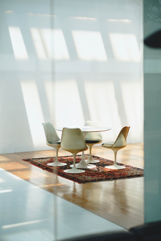 ローズスタジオ南青山｜全面天窓からの自然光が白壁に反射する美光空間は、ビューティー撮影やルックブックに最適