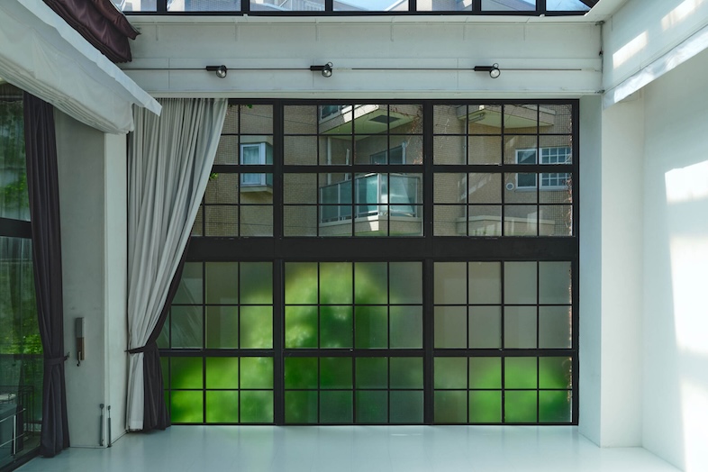 ローズスタジオ南青山｜黒フレームのスチールサッシと自然光のコントラストは、ファッションムービーやスチール撮影にフィット