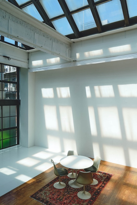 ローズスタジオ南青山｜天窓と開口部からの自然光で、スチール・ムービーともに幅広く撮影可能