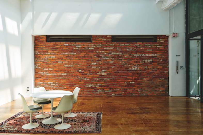 ローズスタジオ南青山｜ブランド展示やポップアップでアクセントになる赤レンガ壁