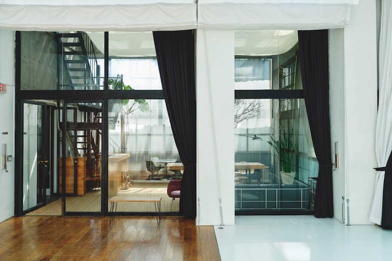 ローズスタジオ南青山｜スタジオに隣接する半屋外共用エリア