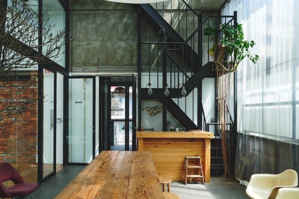 スチール階段と天井高を活かした構図