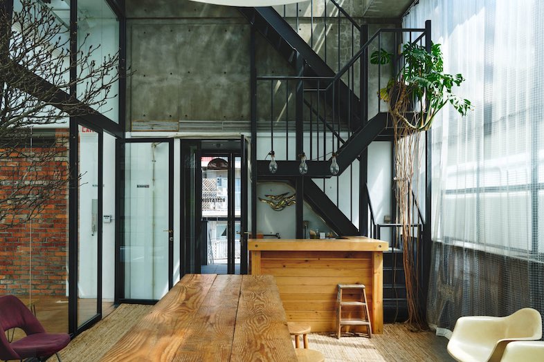 ローズスタジオ南青山｜スチール階段と天井高を活かした構図