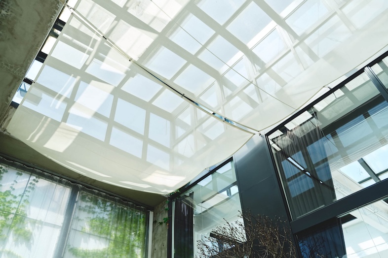 ローズスタジオ南青山｜天井高7m、全面天窓を真下から捉え、光の量感をダイレクトに伝えられる構図