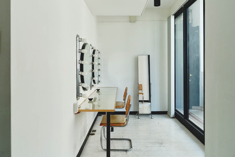 ローズスタジオ南青山｜メイクやスタイリングに利用できるスペースもあり