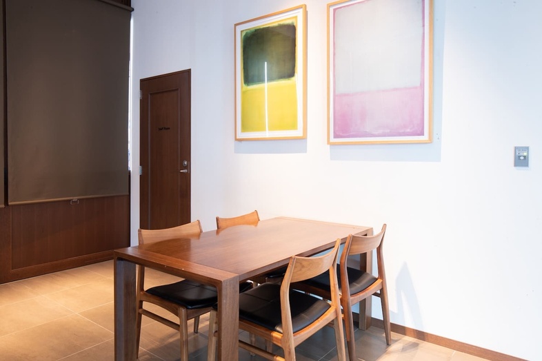 5 CROSSTIES COFFEE 渋谷スクランブルスクエア店｜【ROOM1】ダイニングテーブルに変更し、食事やミーティングシーンを演出することも可能