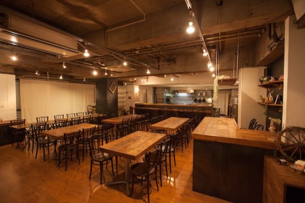 ウッド×コンクリートの落ち着いた空間