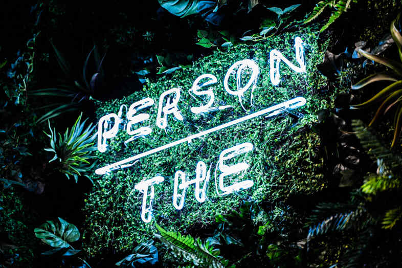 THE PERSON ｜レンタルジム・レンタルスタジオ北参道｜グリーンウォールに映えるネオンサイン