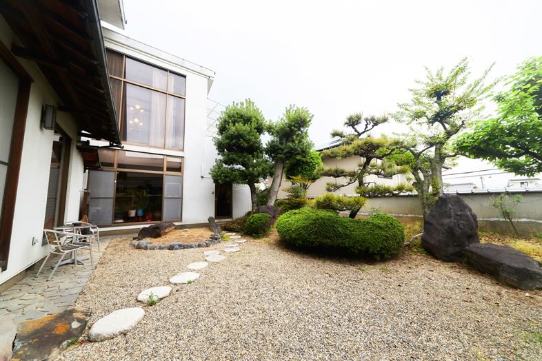 BB.STUDIO赤坂台｜【庭】飛び石・刈り込まれた植栽・大きな石組みなど、手入れされた本格的な日本庭園