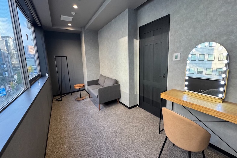 GOBLIN.新橋店 -LOUNGE-｜【5F 控室】控え室が充実しているので、複数ゲスト登壇の撮影・収録にも最適