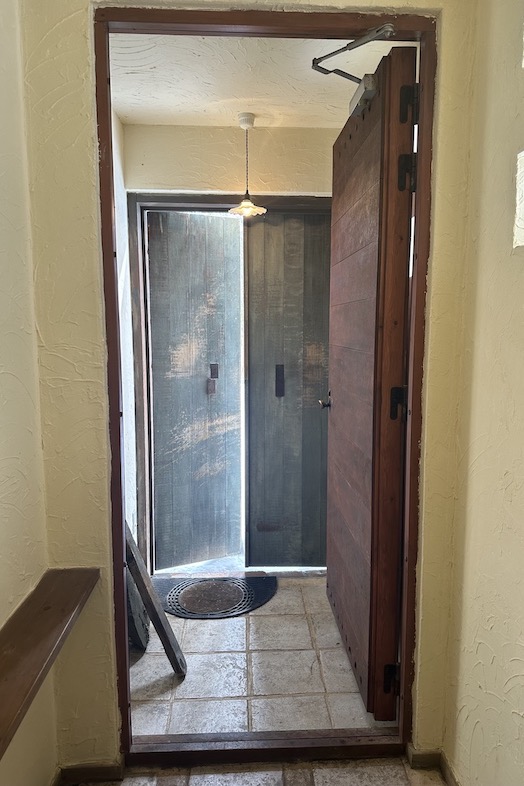 美瑛町十勝岳が一望できる森のレストラン｜【1F レストラン】レストラン入り口