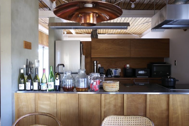 鎌倉スタジオオレンジ｜【2F キッチン】天井の意匠とカウンターが印象的なキッチンは、料理や会話を中心にした撮影に最適