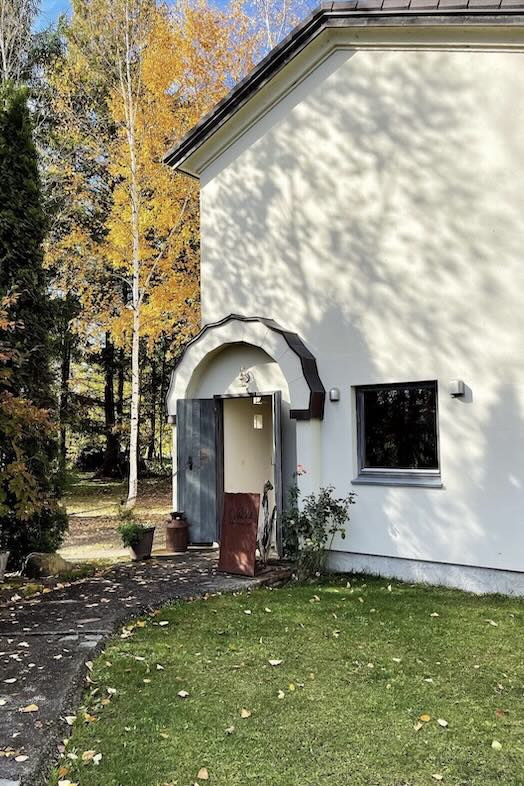 美瑛町十勝岳が一望できる森のレストラン｜【外観】四季折々の風景を背景にした自然光フォトが叶います