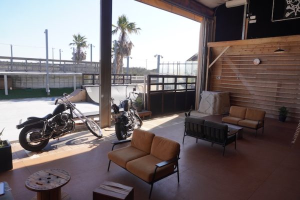 海・スケートパーク・宿泊機能を備えた一棟貸し撮影スタジオ