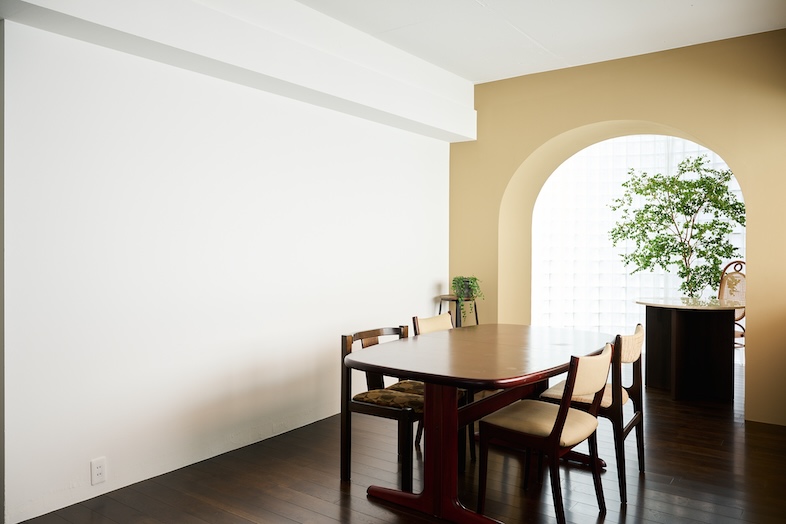 studio SPINDLE｜【WOOD FLOOR】アーチ壁とダイニングテーブルを活かせば、カフェシーンや日常の会話のシーンが撮れる