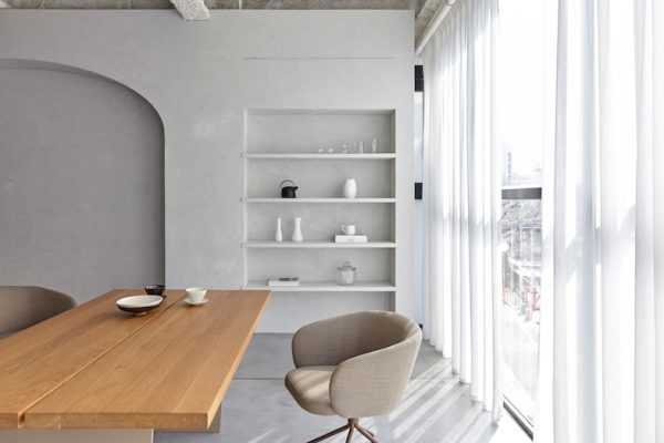 丸みを帯びたアーチ壁と造作棚のあるメインフロア 、モダン×ミニマルな背景はポートレート撮影に最適