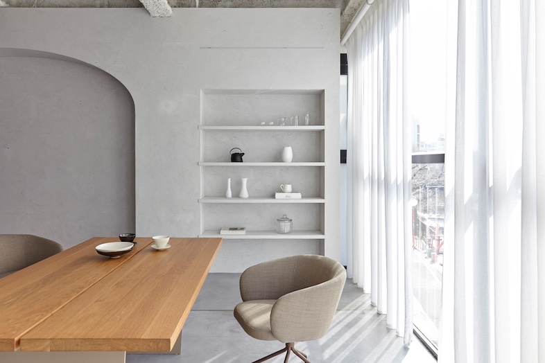 BASE STUDIO AOBADAI 2F +STYLE｜丸みを帯びたアーチ壁と造作棚のあるメインフロア 、モダン×ミニマルな背景はポートレート撮影に最適