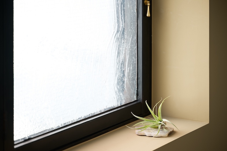 studio SPINDLE｜【WOOD FLOOR】出窓になっているため窓際に置いて物撮影も可能