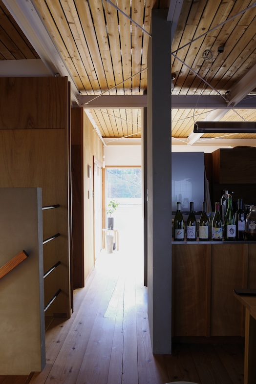 鎌倉スタジオオレンジ｜【2F リビング】天井梁と柱を活かした奥行きのある構図