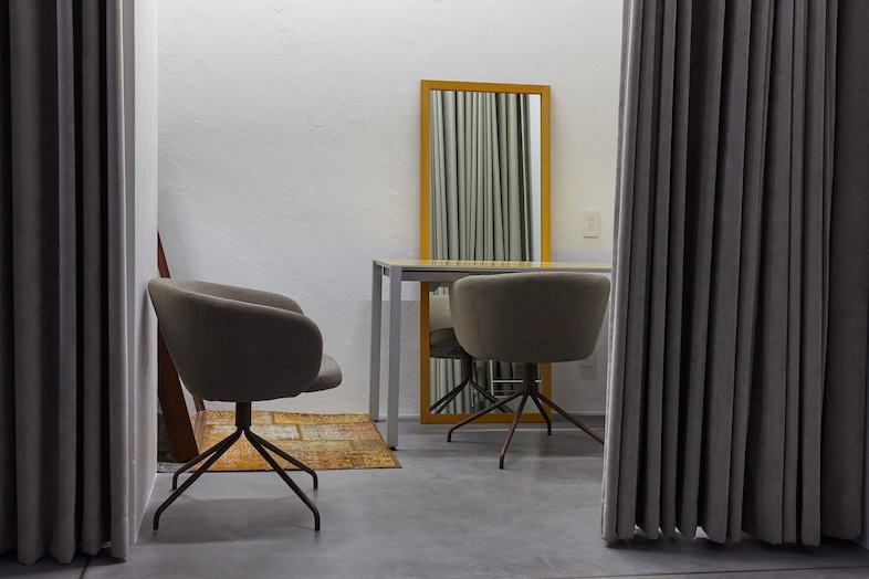 BASE STUDIO AOBADAI 2F +STYLE｜姿見などは身支度を整える際にご利用ください