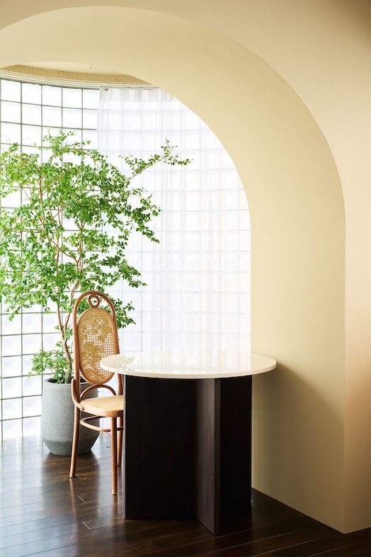 studio SPINDLE｜【WOOD FLOOR】曲線天井と植物のレイヤー感は、奥行きのあるカットに最適