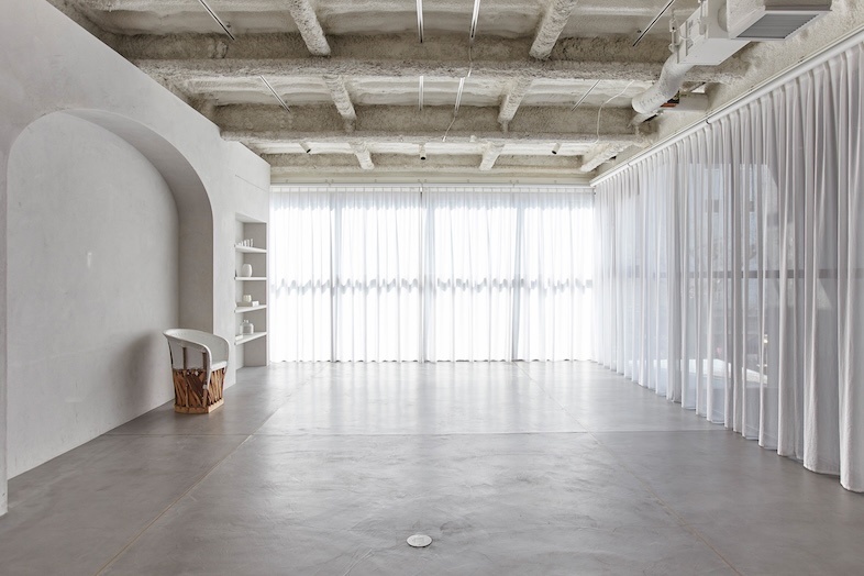 BASE STUDIO AOBADAI 2F +STYLE｜南面・西面の大きなガラス窓