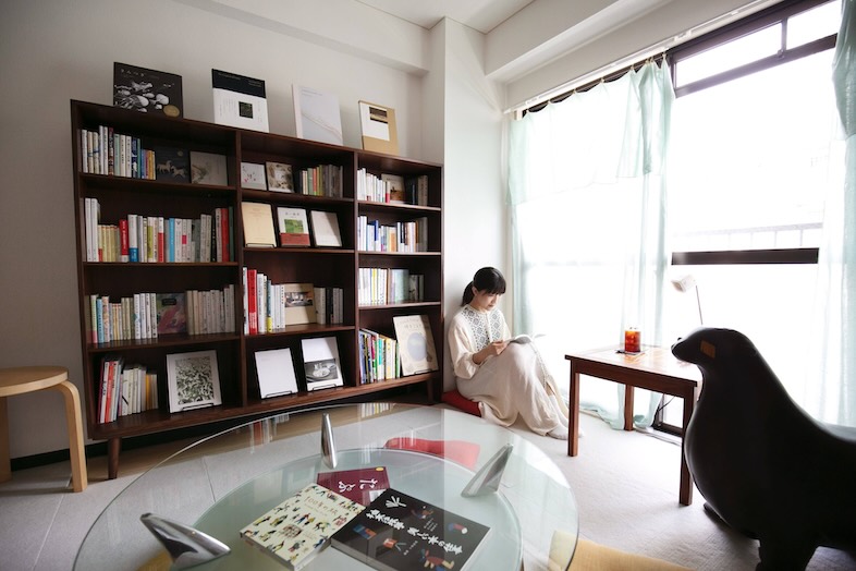 スタジオおざぶ｜窓際での読書シーン