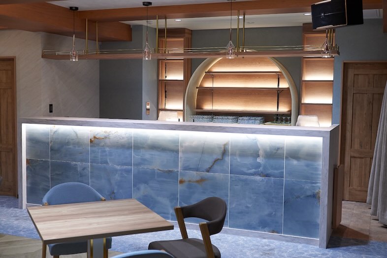 GOBLIN.新橋店 -SALON-｜【7F メインフロア】カウンタースペースもあるのでドリンク提供シーンなども撮影いただけます