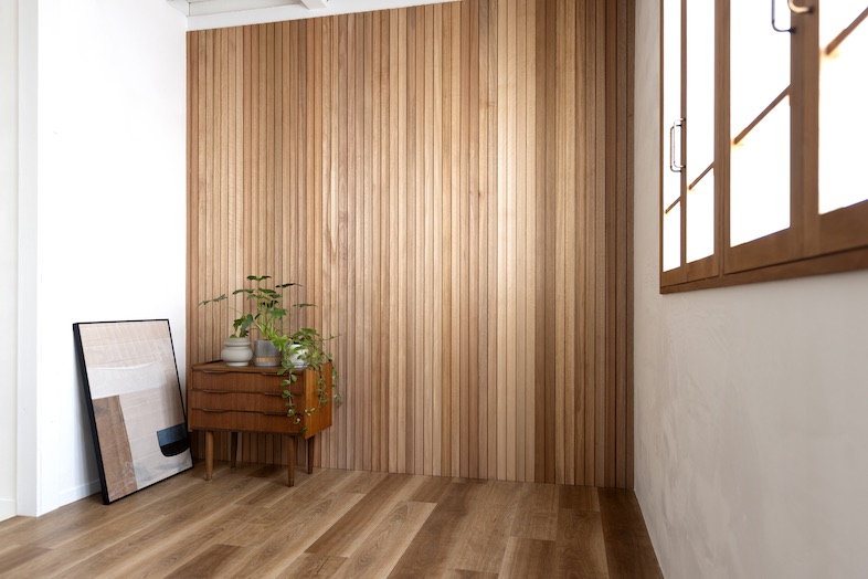 musako studio｜【2階】ホワイトとウッドの質感の異なる2つの撮影シーンを備えています