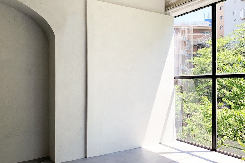 BASE STUDIO AOBADAI 2F +STYLE｜左官壁パネルあり