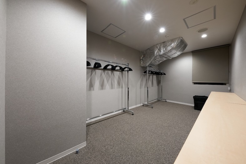 GOBLIN.新橋店 -OFFICE-｜クロークにはハンガーラックやハンガー複数あり