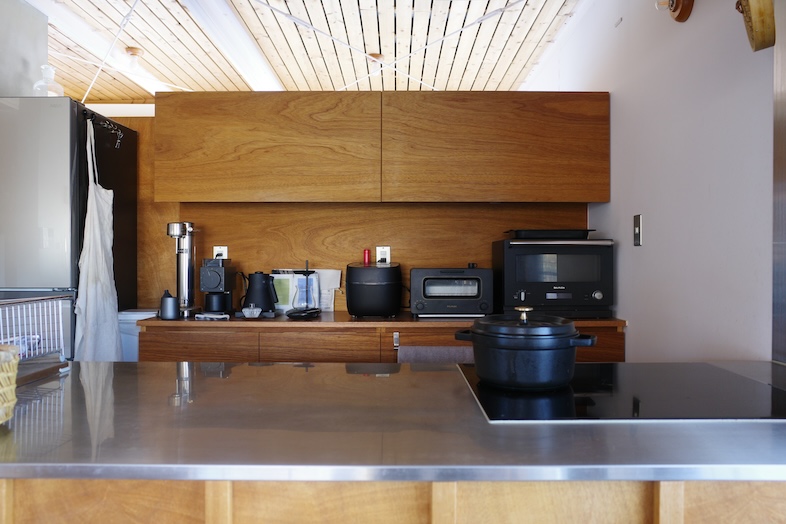 鎌倉スタジオオレンジ｜【2F キッチン】落ち着いた木の質感が暮らしのシーン撮影にフィット