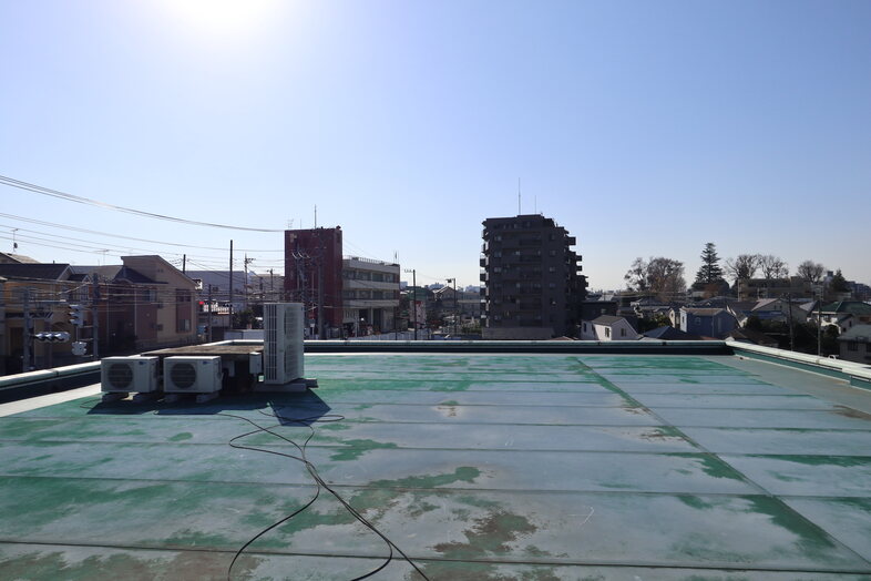 和光スタジオ｜【屋上】広い空を背景に人物やMVの撮影が可能な開放的な屋上