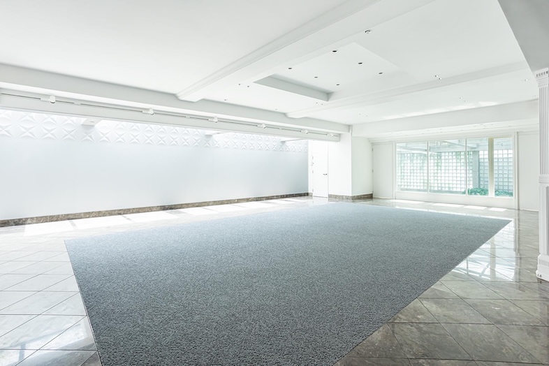 House of OMOTESANDO｜【White HALL (2F)】全面白で光を均一に回せるのが強み ※フラット