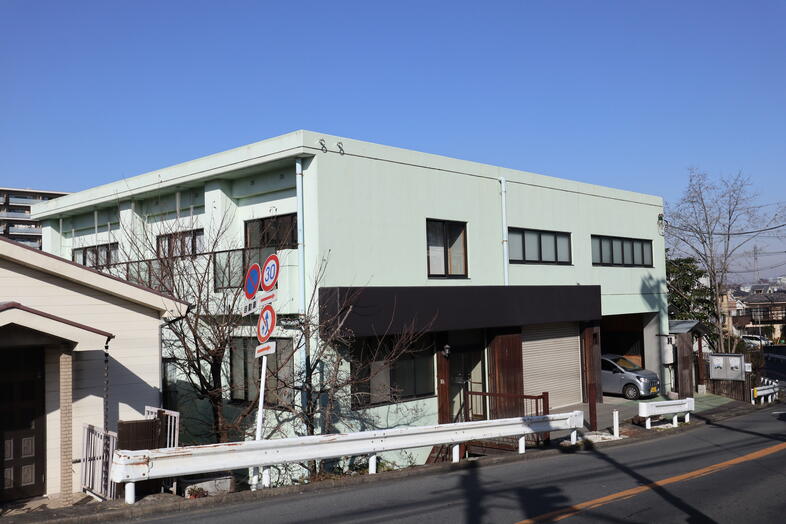 和光スタジオ｜【外観】淡いグリーンの3F建ては会社や施設の外観撮影にぴったり