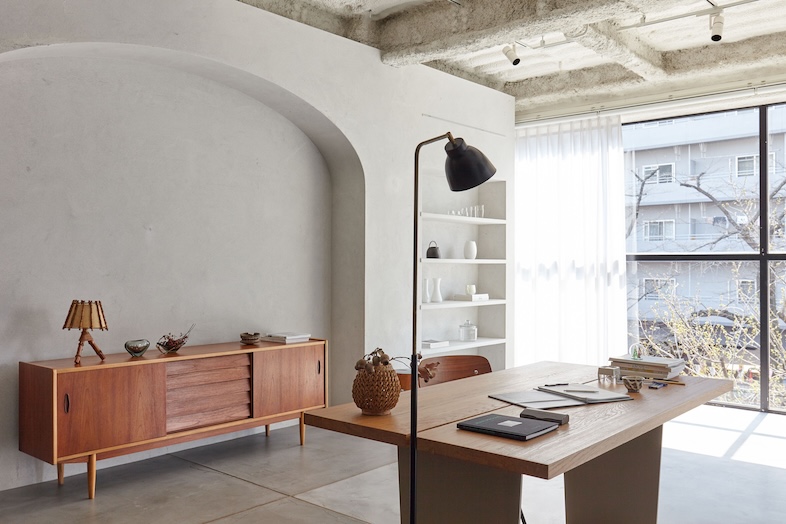 BASE STUDIO AOBADAI 2F +STYLE｜ヴィンテージ家具を配したフロアには、大きなガラス窓からやわらかい自然光が入ります