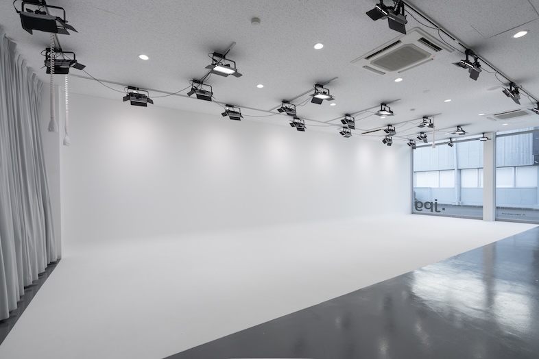 AAA Studio｜【.jpg】自然光も取り込めるほか、余白さえも被写体を引き立てるエッセンスになる空間