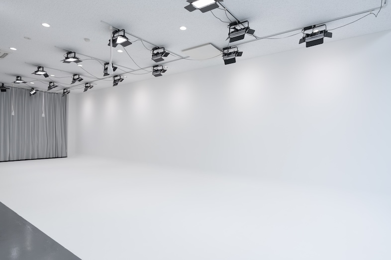 AAA Studio｜【.jpg】11m白ホリ、圧巻のスケール＆天井常設照明で即撮影可能